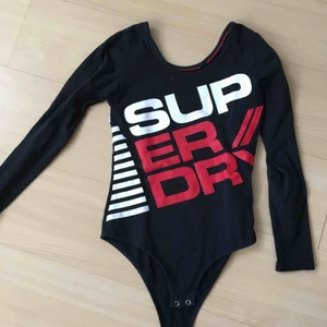  - Supersnygg mörkblå body med fint mönster 