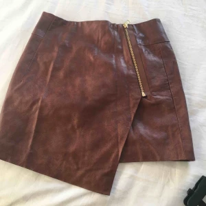  - Snygg läder kjol från hm med dragkedja 