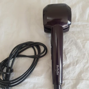  - Locktång från babyliss, du slipper bränna dig ta en slinga och maskinen drar upp den i tången. 