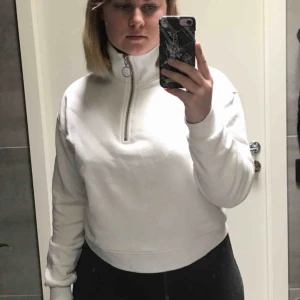  - Vit tröja med blixtlås, perfekt skick!