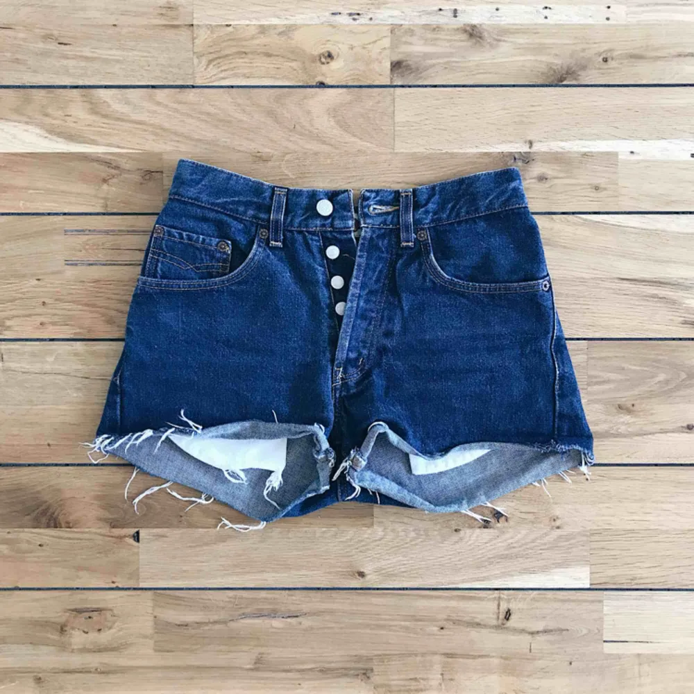 Snygga och somriga jeansshorts som tyvärr inte kommer till användning, borde passa bra på den som vanligtvis har XS/S i shorts! . Shorts.