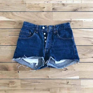  - Snygga och somriga jeansshorts som tyvärr inte kommer till användning, borde passa bra på den som vanligtvis har XS/S i shorts! 