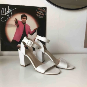  - Super fina klackar använda en gång på min konfirmation från din sko!🎈pris kan diskuteras!