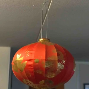  - 2st Kinesiska klotlampor med ledlampor i. Båda funkar, lätta att koppla in. Det går att ändra ljuset med en knapp. Diametern är 50cm, den är 40cm hög och hänger ca 70cm ned från taket. Dom finns i Enskededalen. 100:- för båda, eller bud!