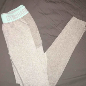  - Riktigt sköna och stretchiga tights från Gymshark. Använda 1-2 gånger så dom är som nya!