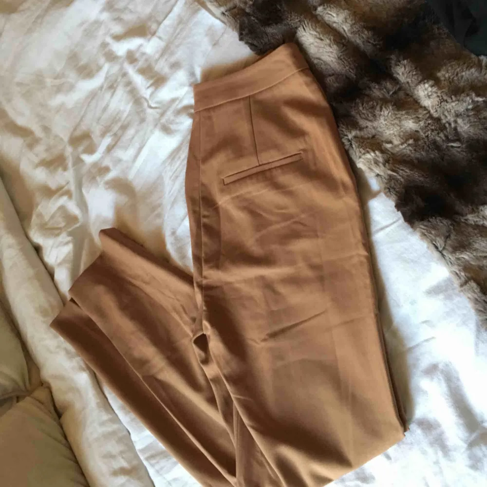 Super fina bruna kostymbyxor från hm! Aldrig använda! Säljs då dom är för stora tyvärr😭 Storlek 34, men det är mycket strech så passar även som en 36 🙌🏼. Jeans & Byxor.