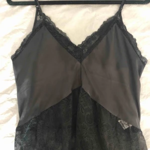  - Svart linne i sidenmaterial. Använd en gång, är som ny!! Obs! Lite genomsynlig 