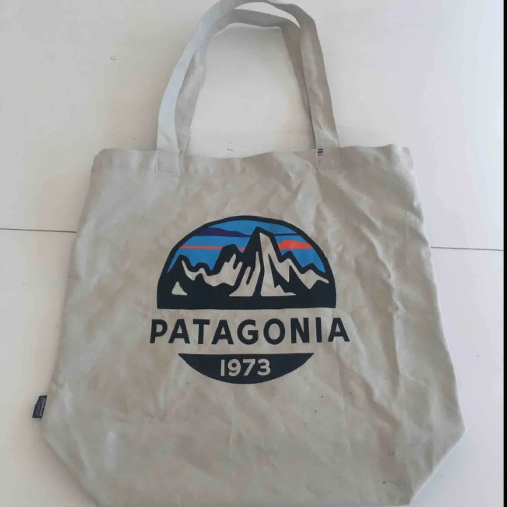 Tygväska från Patagonia.                                    Nästan aldrig använd så i bra skick :). Väskor.