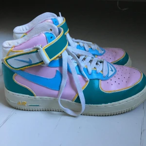  - Äkta retro Nike Air sneakers, normala i storleken och gott skick. Dock har de olika skosnören men det är bara att köpa nya som matchar! Möts upp i Stockholm 🎈
