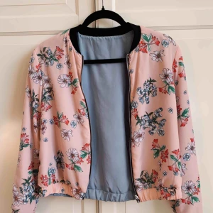  - Superfin vår/bomberjacka i tunt material. Går att ha på två sätt! Perfekt till våren.