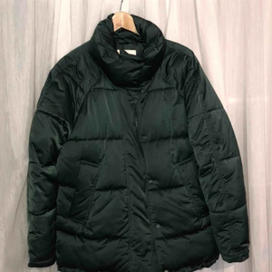  - Mörkgrön dunjacka i fint skick från Monki! Den är lite ”glansig”, har justerbar resår längst ner och en krage istället för luva. 