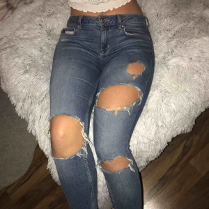  - Snygga slitna jeans🔆 100kr och köparen står för frakten🔅