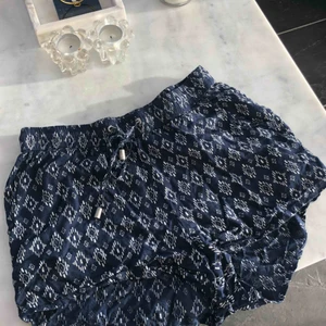  - Mjuka shorts. Näst intill oanvända men sitter fint och skönt material, 60 kr + frakt 