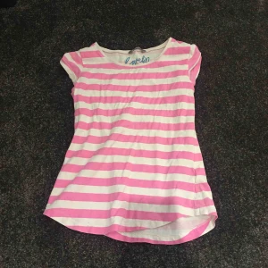  - En rosa randig t-shorts! Köparen betalar frakten :) betalas med swish