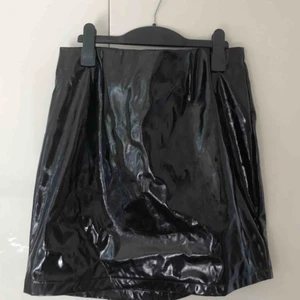  - Asball lackkjol! Helt oanvänd pga för liten, strl L men skulle säga att den passar M-L. 🍓🌟