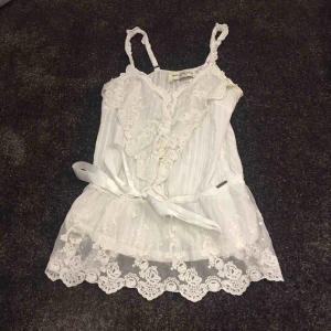  - Vitt linne med detaljer 