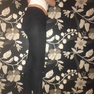 - Byxorna är köpta från H&М och är av märket  &DENIM.  De är skinny Low waist i storlek 164/170 men passar storlekar S. Köparen står för frakten  Kan mötas upp i Uppsala