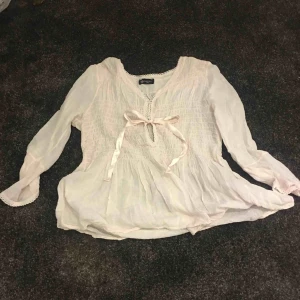  - En rosa blus! Köparen betalar frakten :) betalas med swish