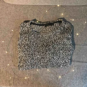  - En oversize tröja från Åhléns. Superfint tyg och perfekt för sommarkvällar ✨