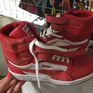  - Röda Puma sneakers. Använda endast 1 gång. Riktigt coola!