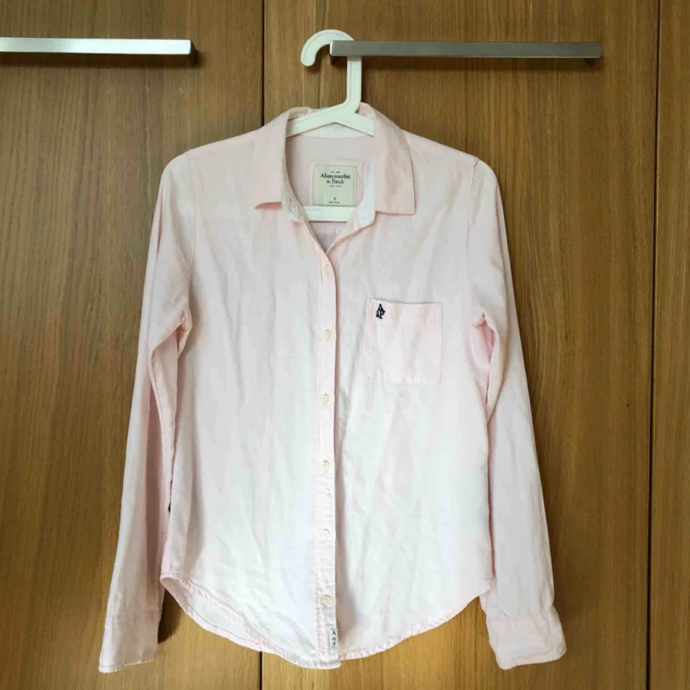 En ljusrosa skjorta från Abercrombie&Fitch! Bra skick och skönt mjukt material. Kostar 140kr (fri frakt!!)💓. Skjortor.