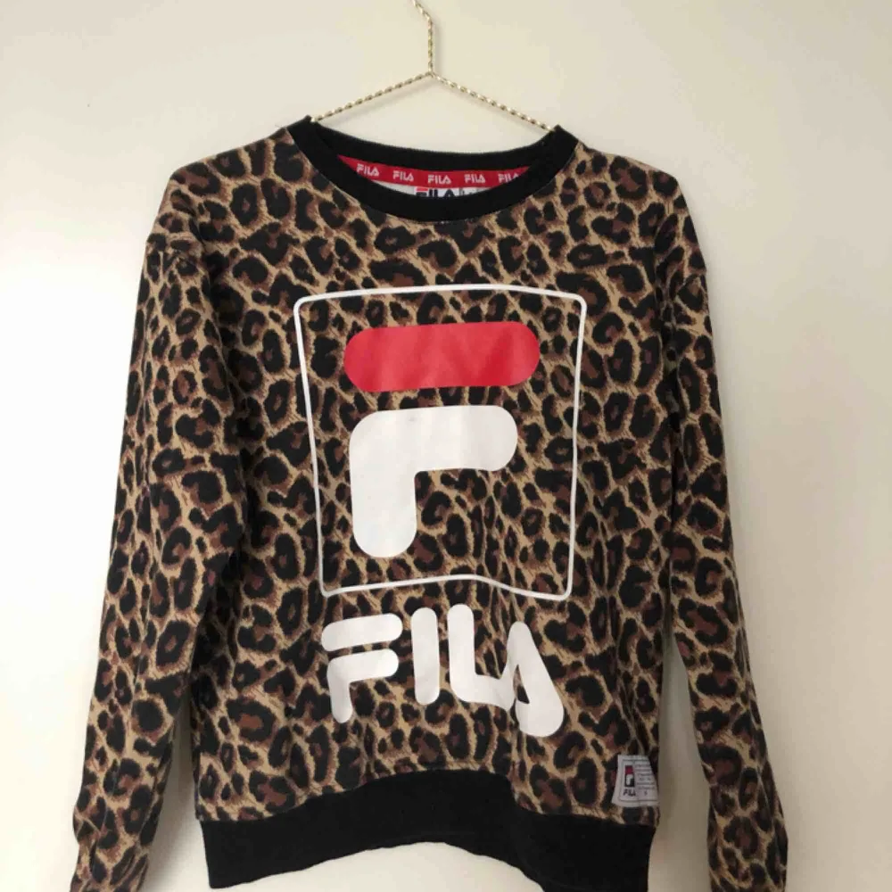 En leopard tröja från Fila! 🖤🐆 Köparen står för frakten!  . Hoodies.