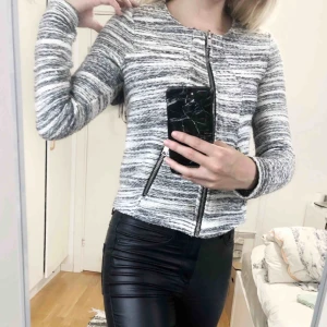  - Fin sommarjacka/kofta som knappt har använts, fint skick. Pris kan diskuteras vid frakt. 