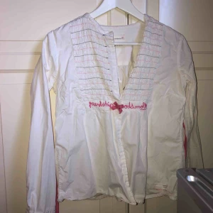  - Jättefin skjorta från Odd Molly. Tyvärr för stor för mig och därför säljer jag den. Har snörning i midjan så den går att få figursydd. Köparen står för frakten.