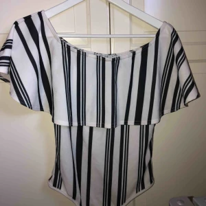  - Randig off shoulder body från Nelly. Skitsnygg till fest