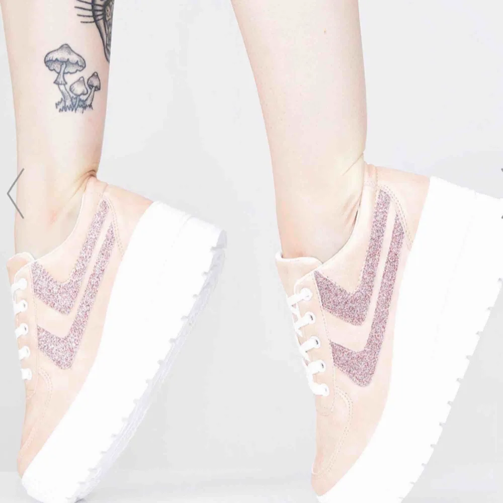 Helt nya oanvända Weeboo Miss Walk It Out Platform Sneakers Kitty Blush i färg Light Pink Blush - Storlek 6 1/2 (svensk storlek 37) 😻👟💕  7 cm hög sula 🦄✨💖💫 Köptes för 450 kr 🌸⭐️🎀. Skor.