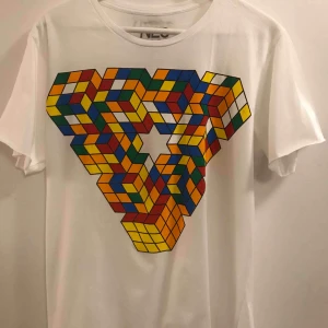  - Ny t-shirt i stl L, men passar dig som ofta har storlek Medium. 30:- plus frakt 18:- = 48:-