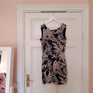  - Mönstrad kort byxdress/playsuit från Vero Moda med spets i ryggen. Jättefina färger men tyvärr för stor för mig, uppskattar den till en ganska stor 38. Syntetmaterial. Hämtas i Stockholm ✨