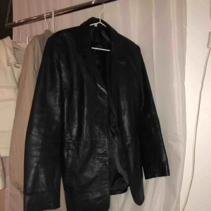  - Läderjacka köpt på Humana för cirka 400 kronor för ett tag sedan. Jackan är i fint skick och har inga skador eller fläckar. Möts helst upp i Stockholm annars betalar köparen för frakt :)