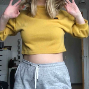  - En väldigt fin och skön tröja ifrån zaful! Säljer pga för lite användning 💛 knappt använd. Frakt tillkommer eller möter upp i Karlstad! 📍💵