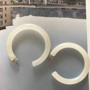  - Ett par oanvända örhängen i plast från monki. Skickar i kuvert mer bubbelplast. Köparen betalar frakt 