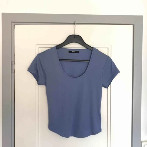  - T-shirt i ljusblå. Lätt ribbad, tunt och mjukt material, kortare modell. Helt oanvänd, säljer pga används aldrig. Köparen står för frakten 💙