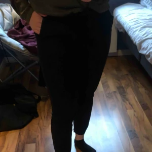  - Kostym byxor från bikbok, kort i modellen