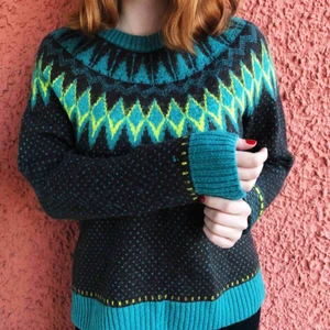  - En jättemysig tröja med okänt märke. En perfekt vårdag när man kanske vill ha på sig något lagomt tjockt eller en sen sommarkväll. Jättefint skick och knappt använd! Pris kan diskuteras. Kan fraktas, betalning sker via Swish ✨