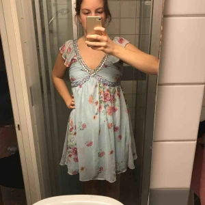  - Blommig söt klänning. Använd en gång och har inga skavanker. Frakt inom Sverige ingår. 