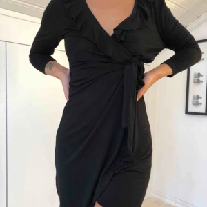  - Svart jätteskön och fin klänning med knytning. Du kan själv bestämma hur lång du vill att klänningen ska vara genom att knyta den på olika sätt. Använd 1 gång