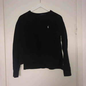  - Slits vid sidan av tröjan på båda sidorna, knappt använd 