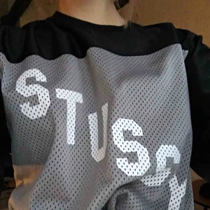  - cool baskettröja från stüssy, är ”killtröja” men passar vem som helst💓 Frakt ingår inte utan den som köper betalar frakt