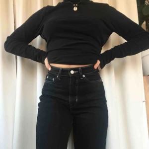  - Sååå fina och trendiga jeans från weekday. vita sömmar. Använda max 2 gånger så i mycket fint skick!! Köparen står för frakt💫💫💘💘🛸