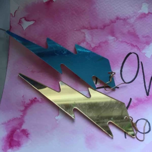  - Skitballa blixt-örhängen som har olika färg på olika sidor samt speglar. Inköpta på buttericks använda 2 gånger.