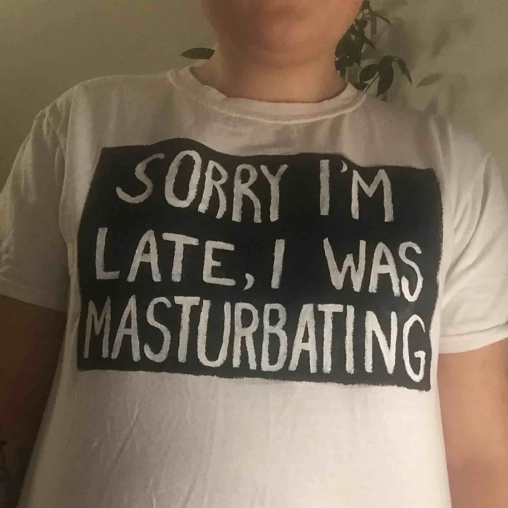 Hemmagjord t-shirt med texten ”sorry I’m late, I was masturbating”. T-shirts.