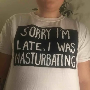  - Hemmagjord t-shirt med texten ”sorry I’m late, I was masturbating”