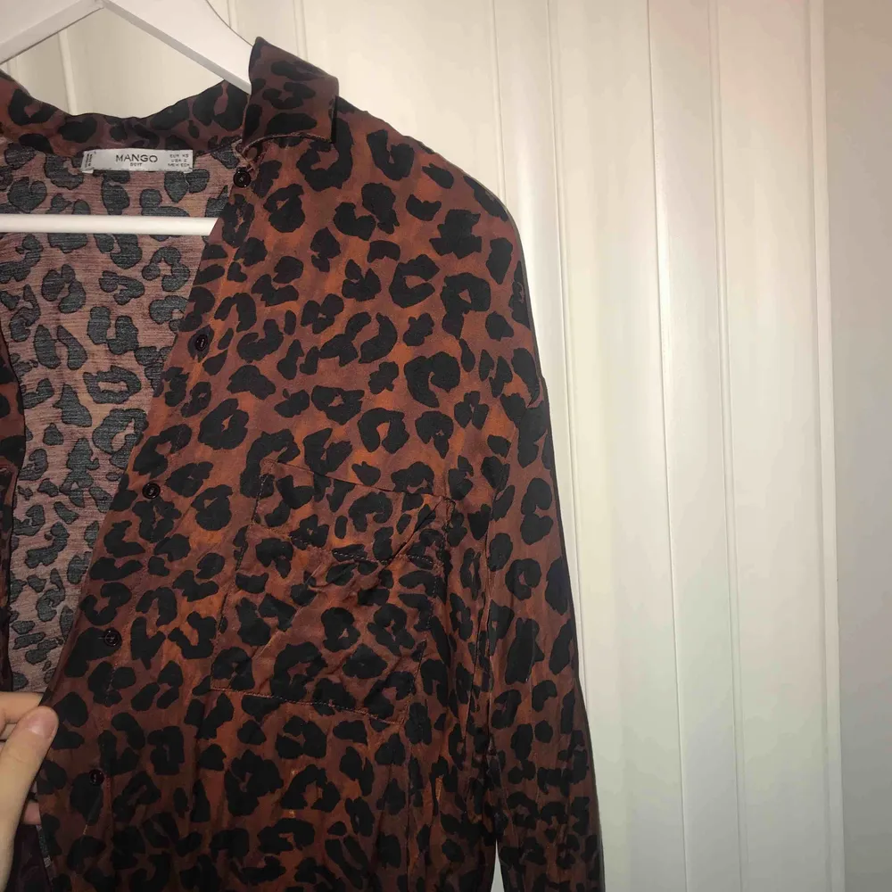 Superfin skjort/blus i leopardprint som endast är använd 3 gånger, alltså i nyskick! Nypris: 349:-. Betalning sker via swish & köparen står för frakten på 18:- 💕. Blusar.