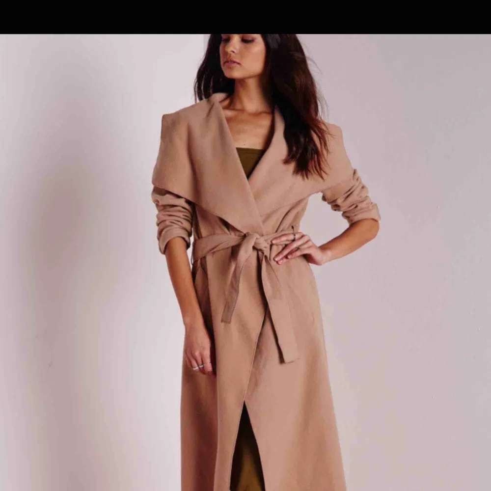 Fin kappa från Missguided. Färg: camel. Storlek:small. Nyskick. Köparen står för frakten.. Jackor.