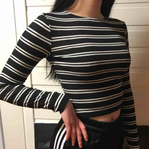  - Randig långärmad tröja, bra skick! <3 bud tas! Kan mötas mellan Bålsta-T-centralen. Annars står du för frakt!