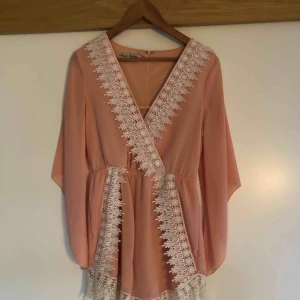  - Säljer min jumpsuit från madlady. Den är i stl M  Kan skickas emot frakt.